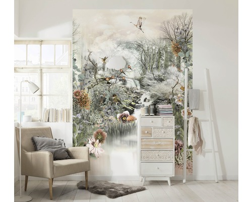 Woonkamer met fotobehang dat een boslandschap met waterval en dieren voorstelt.