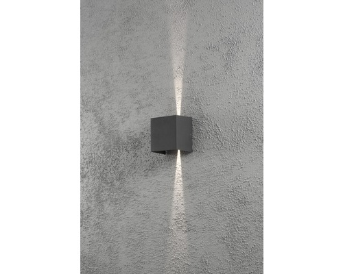 Kubusvormige wandlamp van metaal met lichtstralen omhoog en omlaag