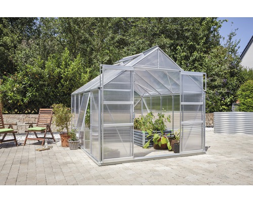 Kas in de tuin met open deuren.