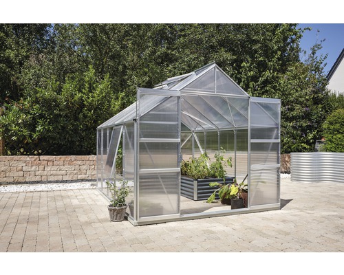 Kas met open deur en planten