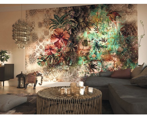 Woonkamer met fotobehang met bloemen- en junglemotieven