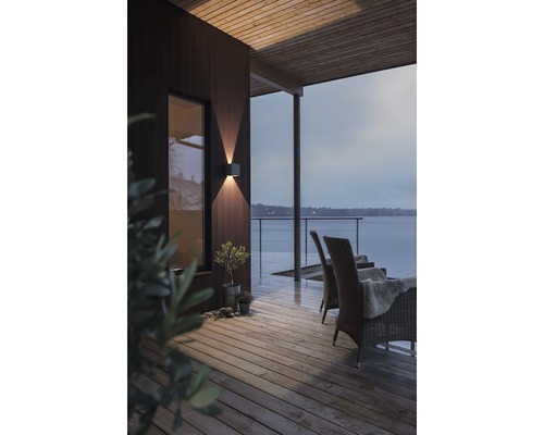 Terras met buitenwandlamp en uitzicht op het meer