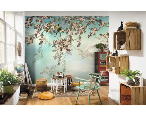 Woonkamer met bloeiende muurschildering, houten meubels en decoraties