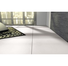 Lichte ruimte met tegelvloer en decoratieve wandbekleding