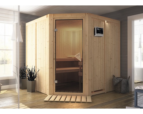 Houten sauna met glazen deur en digitaal bedieningspaneel in een badkamer.