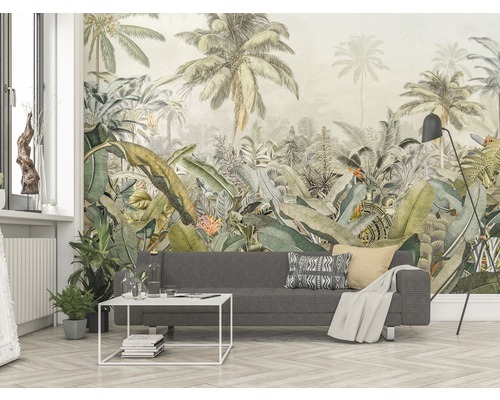 Woonkamer met fotobehang met jungle motieven, bank, tafel en kamerplanten