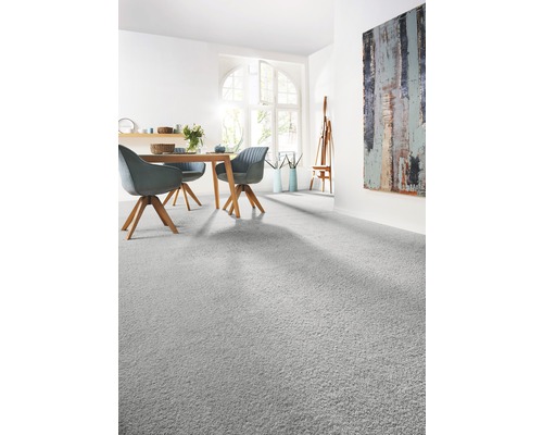 Lichte kamer met vloerbedekking, eettafel en kunstwerk