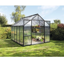 Tuinkas met plantenrekken in de tuin