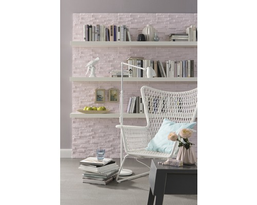 Woonkamer met boekenkast, fauteuil en decoratie