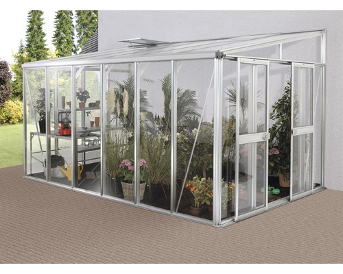 Aangebouwde kas met planten en rekken