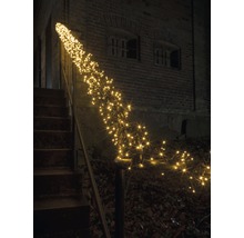 Trapleuning versierd met een lichtsnoer.