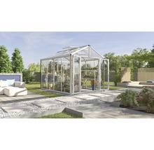 Kas in tuin met plantenrek en zithoek