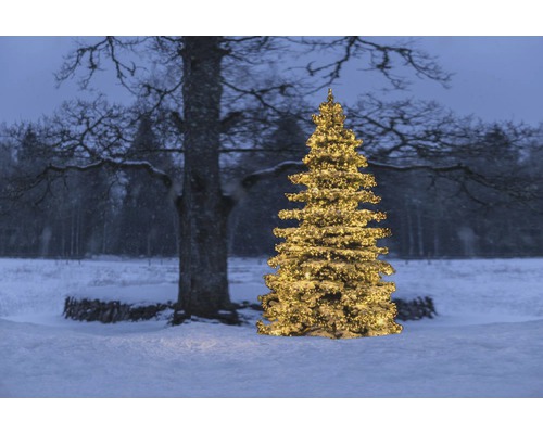 Versierde kerstboom in een besneeuwde tuin