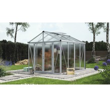 Tuinkas in de tuin met planten en tuinaccessoires