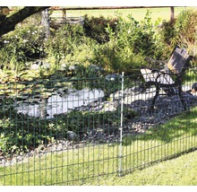 Dubbelstaafmat hek in tuinlandschap met vijver en bank