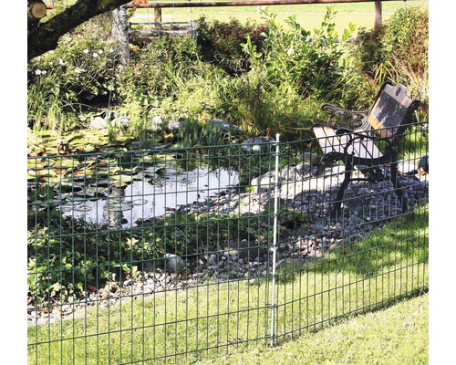 Dubbelstaafmat hek in tuinlandschap met vijver en bank