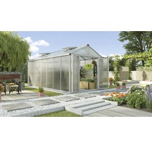 Kas in de tuin met open deuren en planten
