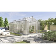 Polycarbonaat kas met open deuren in een tuin