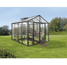 Kas met planten op gazon