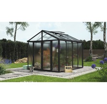 Tuinkas in de tuin met planten en tuingereedschap