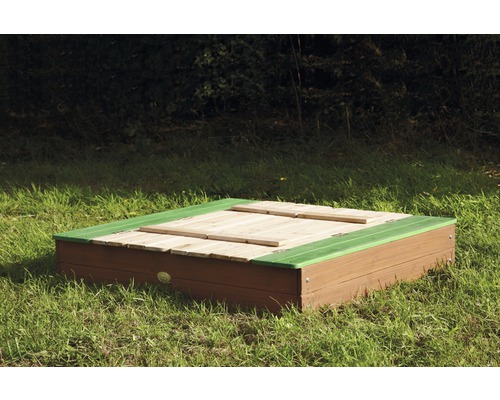 Vierkante houten zandbak met afdekking in de tuin.