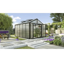 Kas met open deur in een tuin met terras en bloemperken