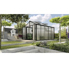 Tuinkas met open deur en planten erin
