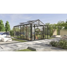 Tuinkas in de tuin met planten en tuinaccessoires