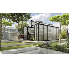 Kas met open deuren in de tuin