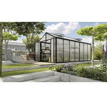 Kas met open deur in een tuin