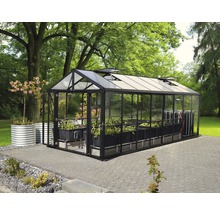 Serre met beplanting in de tuin