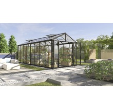 Glazen kas met planten in de tuin