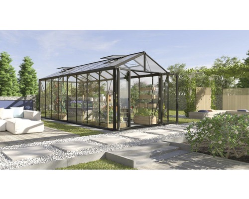 Glazen kas met planten in de tuin