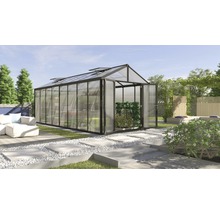 Kas met open deur in een tuin