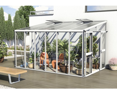 Tuinkas met planten en zithoek in de tuin