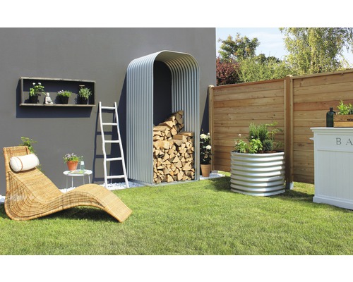 VITAVIA Houtopslag Ardor 858 hoog staal gegalvaniseerd zilver 99x86x223 cm Tuinscene met houtopslag, verhoogde tuinbak en ligstoel op gazon