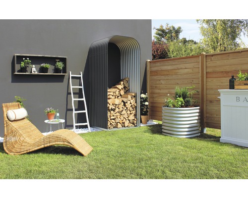 VITAVIA Houtopslag Ardor 858 hoog staal gegalvaniseerd grijs 99x86x223 cm Tuinaanzicht met houtopslag, verhoogde plantenbak, ladder en ligstoel