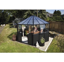 Zeshoekig glazen tuinpaviljoen met zittende mensen