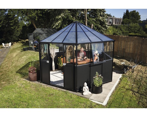 Zeshoekig glazen tuinpaviljoen met zittende mensen