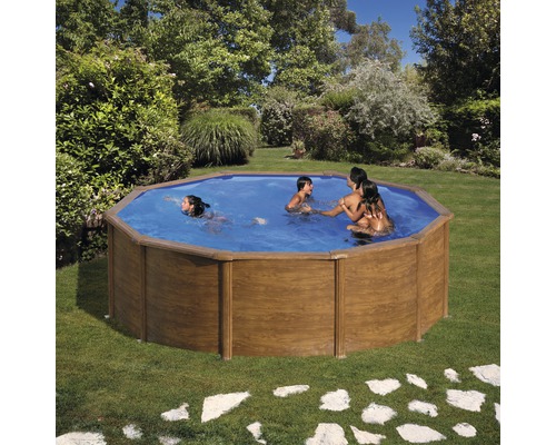 Familie zwemt in een houten zwembad in de tuin.