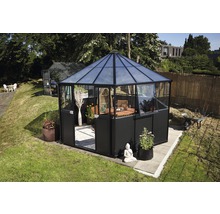 Tuin met kas en tuinpaviljoen met meubilair