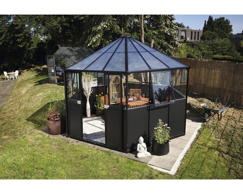 Tuin met kas en tuinpaviljoen met meubilair