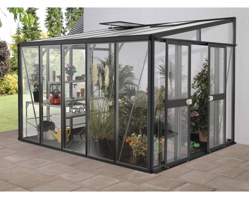 Kas met planten en rekken voor de teelt