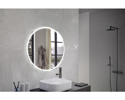 Moderne badkamer met ronde spiegel met verlichting, wastafel en douche