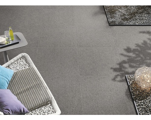 Grijze terrastegels met loungegedeelte en bijzettafel