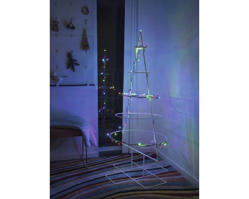 Decoratieve, minimalistische metalen kerstboom met lichtslinger in de woonkamer.