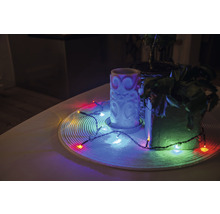 Decoratie met kaars, kamerplanten en lichtsnoer op een tafel