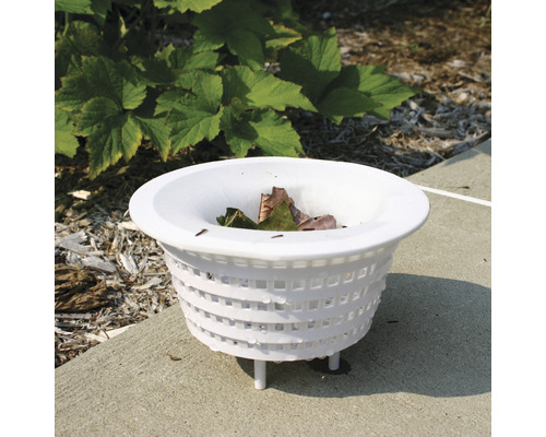 Witte zwembadskimmermand met bladeren op betonnen vloer