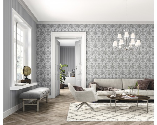 Lichte woonkamer met behang, bank, fauteuil en houten vloer