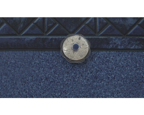 Zwembadlamp aan zwembadwand